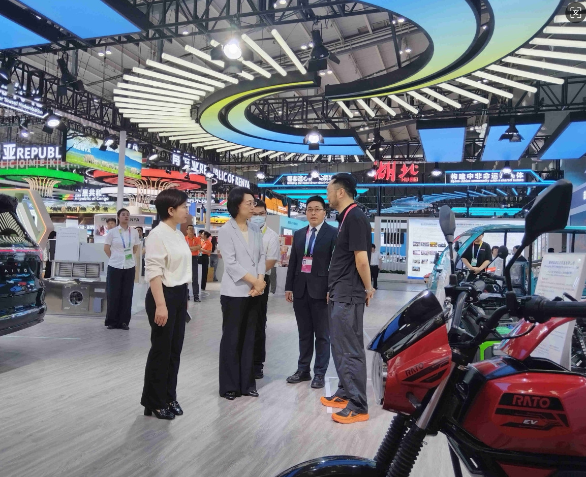 潤通電摩新品亮相中非博覽會，引領(lǐng)綠色出行新潮流